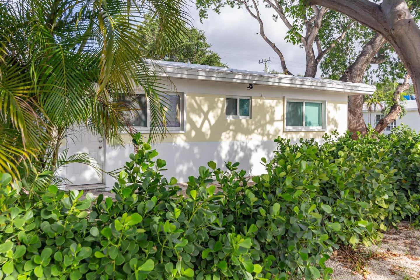 Large Stylish Studio Apartment In El Portal #3 Miami Exterior photo