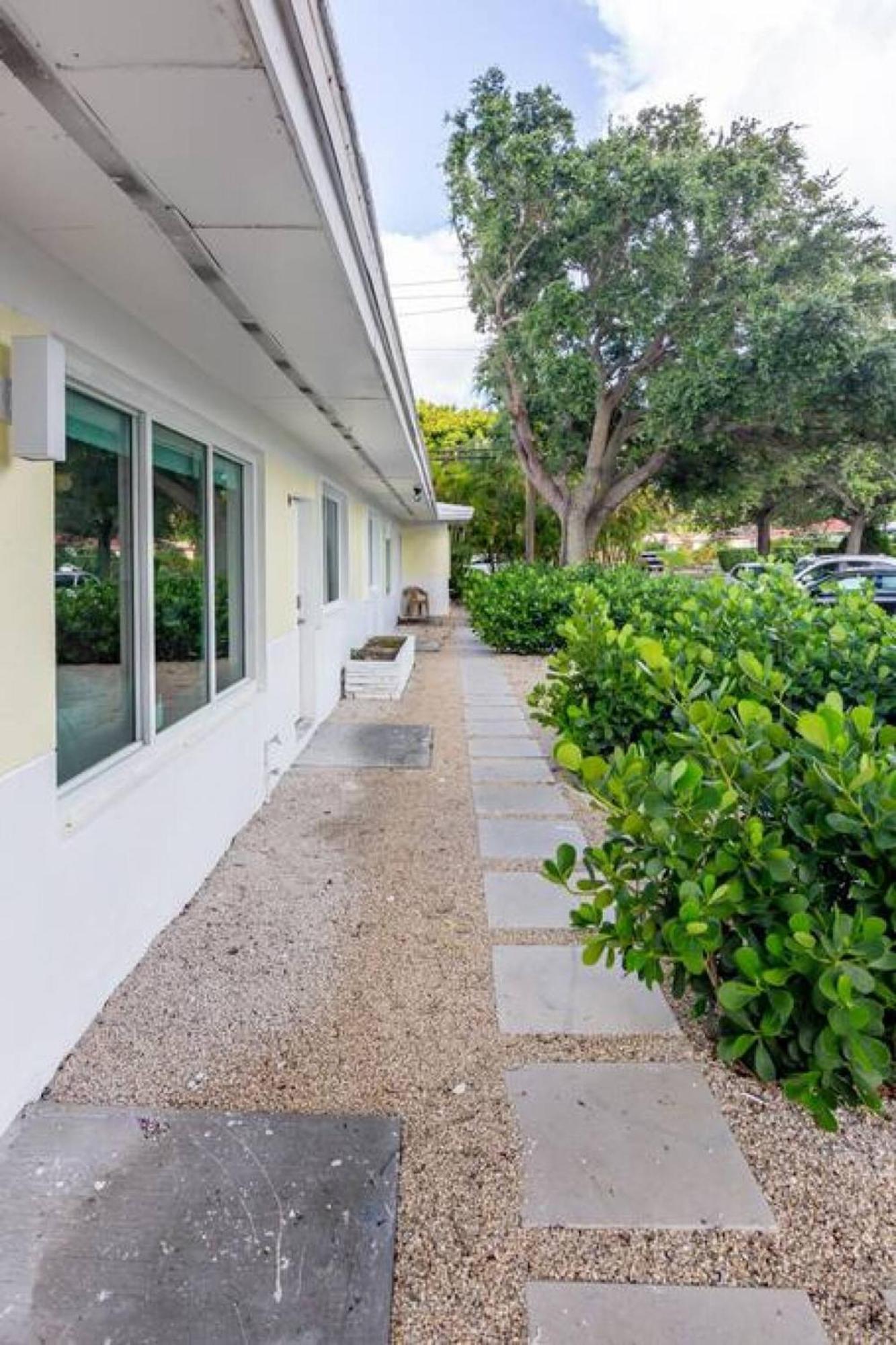 Large Stylish Studio Apartment In El Portal #3 Miami Exterior photo